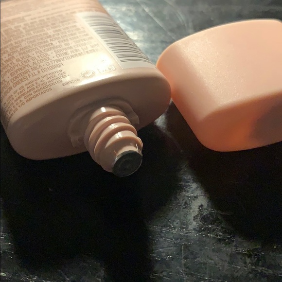 Gigi Hadid Liquid Highlighter - Picture 3 of 3